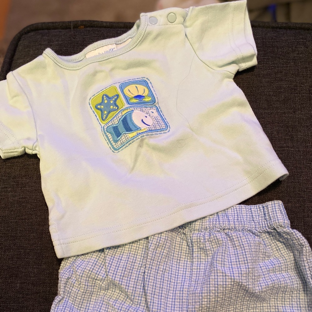 👶🏻 Mini wear Classics Shorts set with a hat!